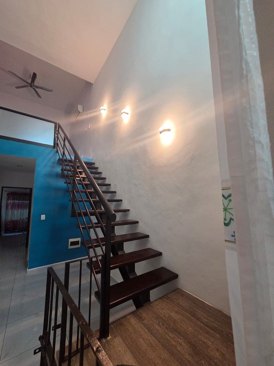 5 de 19: escaleras en la sala y comedor principal