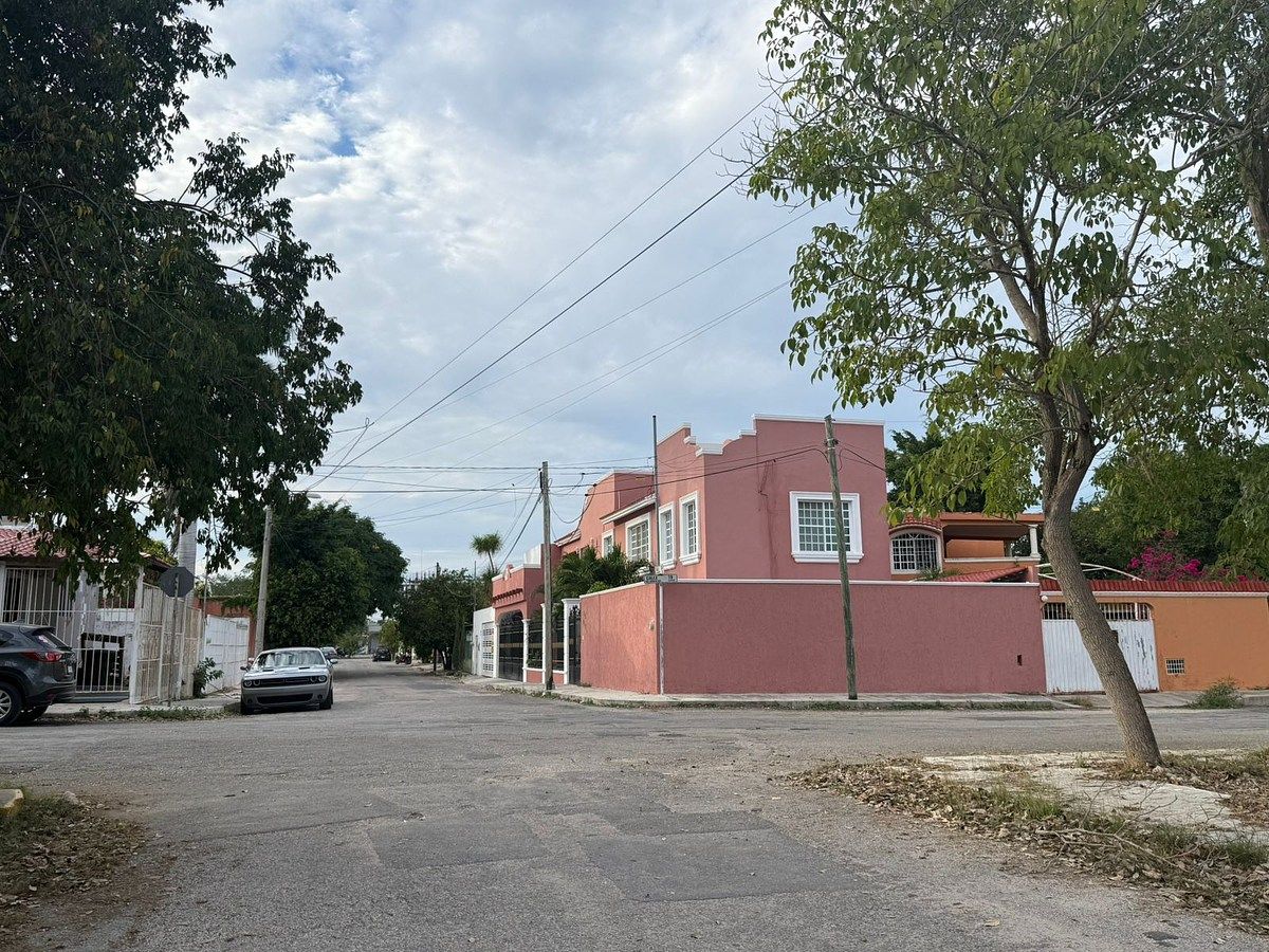 Casa en venta en Jardines del Norte, Mérida | Esquina con piscina | Zona norte - foto 1