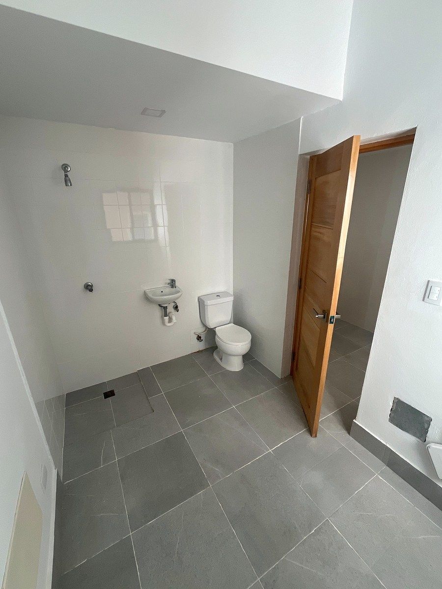 13 de 15: Cuarto de servicio con baño