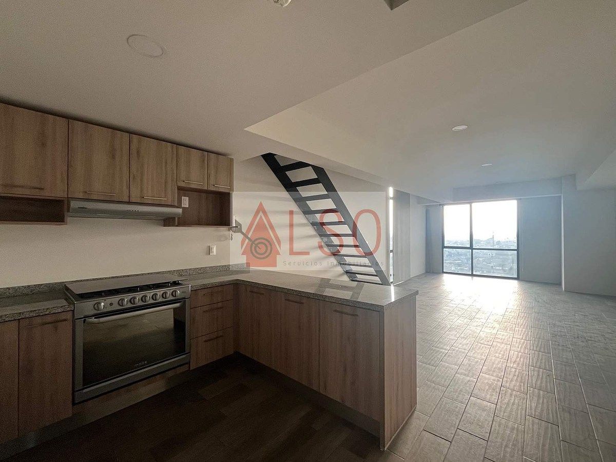 3 de 20: Cocina y escaleras a Roof