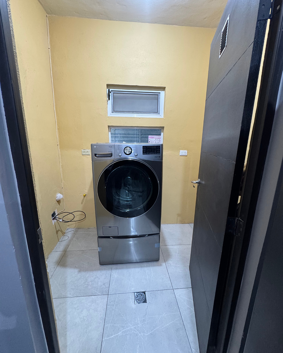 13 of 35: Lavandería con pileta