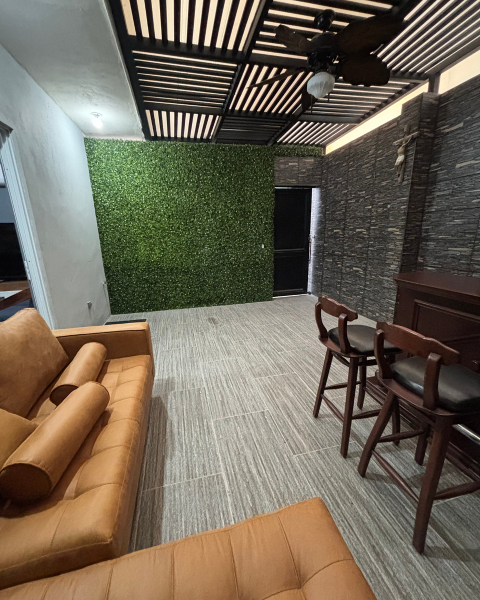 17 of 35: Patio social cerrado con abanico, sillón y área de bar