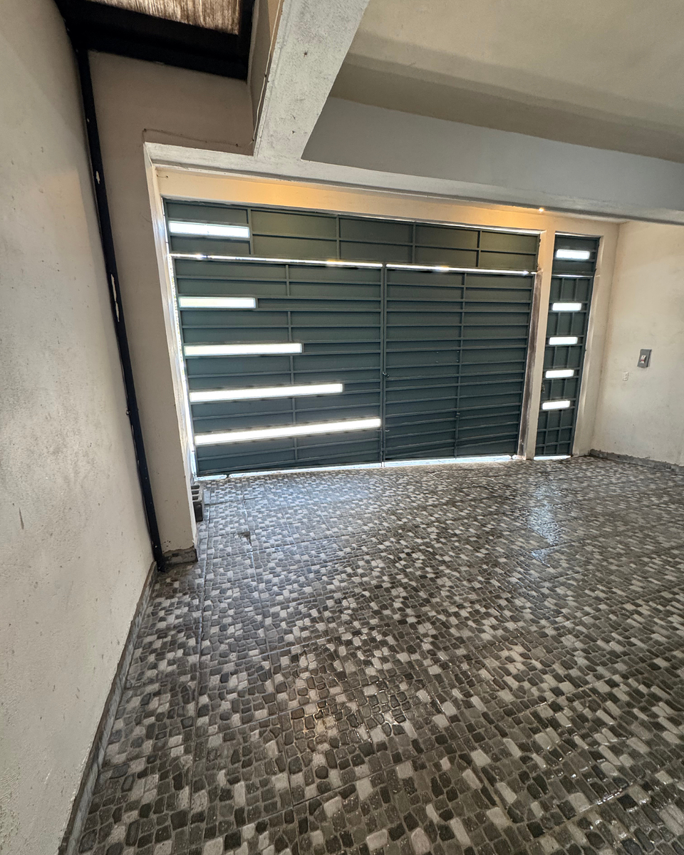 3 of 35: Cochera techada