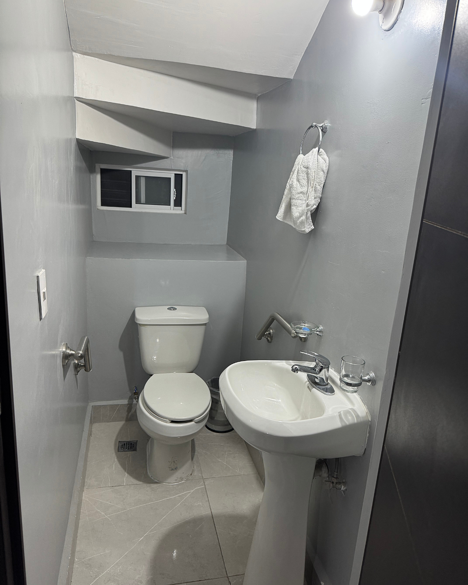 14 of 35: Baño de visitas planta baja