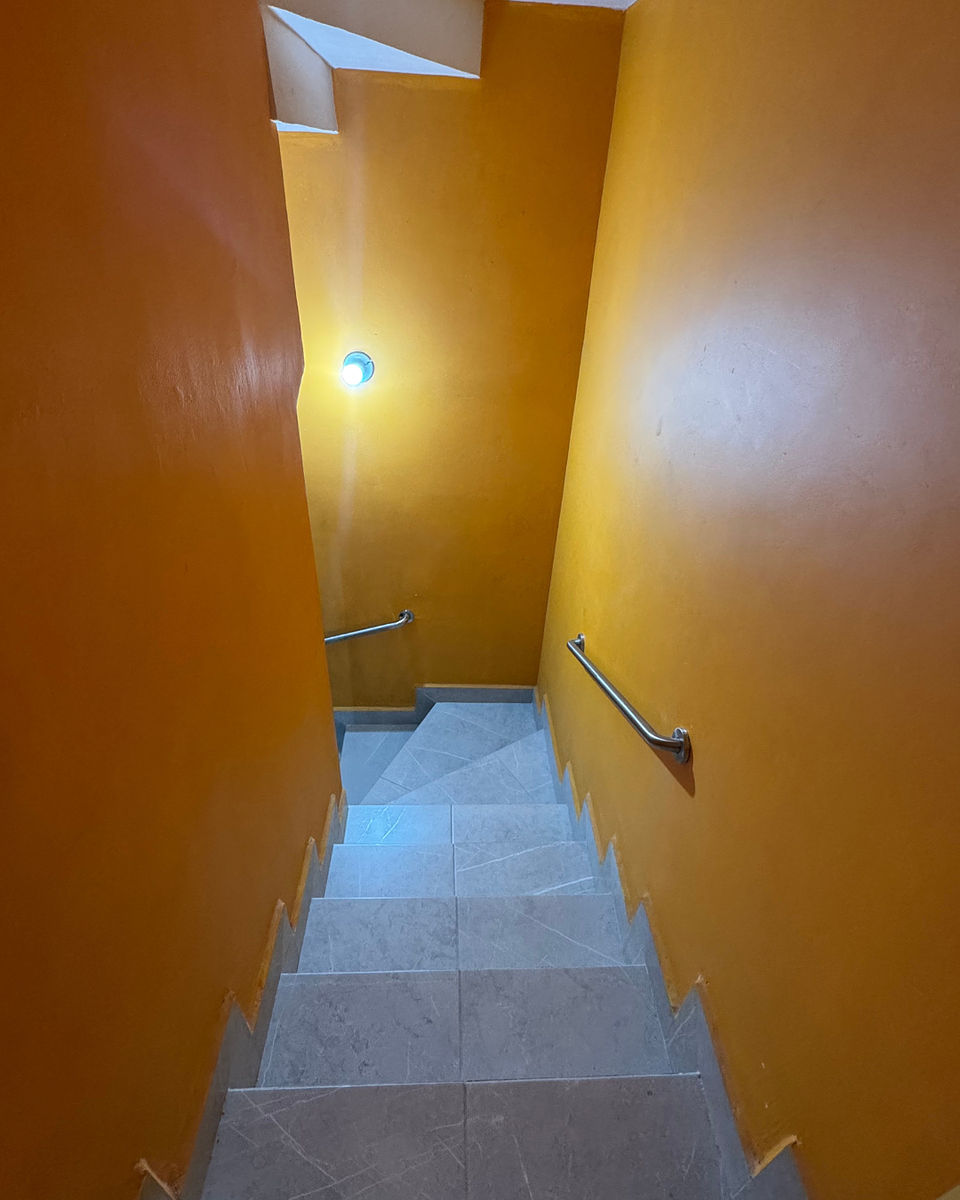 19 of 35: Escaleras con barandal