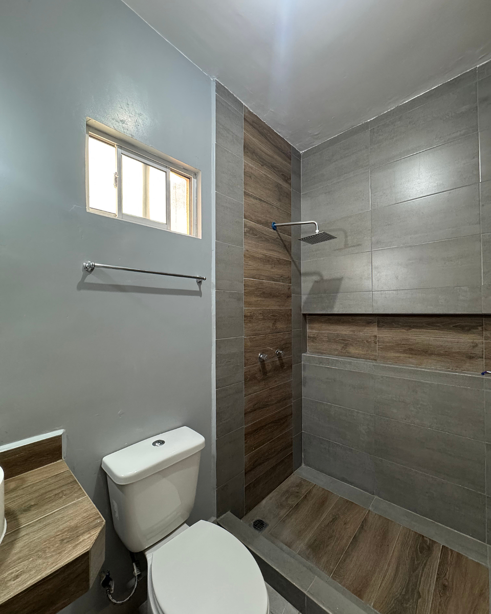 23 of 35: Baño completo compartido para recamaras secundarias