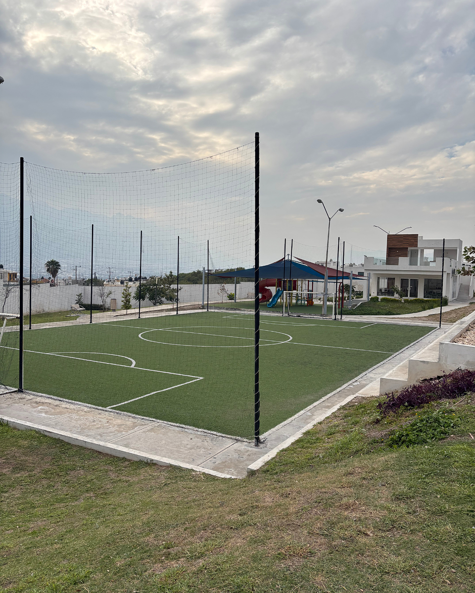 35 of 35: Cancha de área social