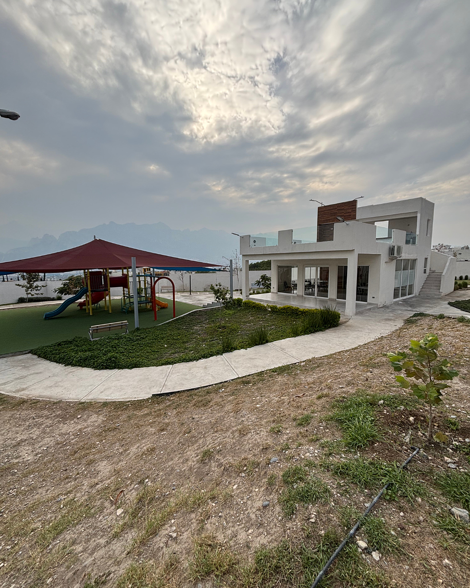 34 of 35: Casa club y área de juegos de área social