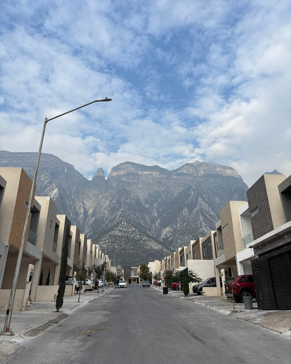 2 of 35: Vecindario con vista a la Huasteca