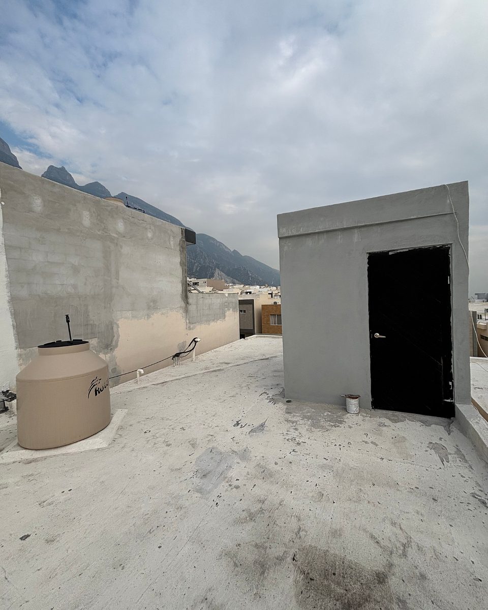 33 of 35: Azotea con tinaco y preparación para terraza