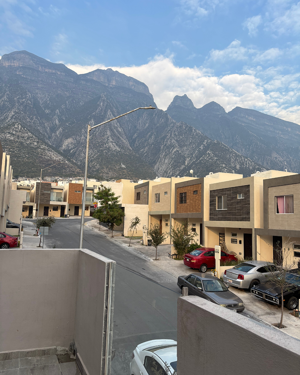28 of 35: Vista hacia la Huasteca desde Terraza de Recamara principal