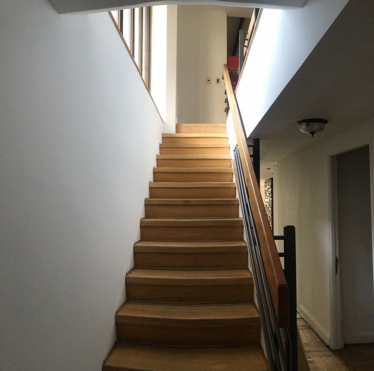 12 de 16: Escalera segundo piso