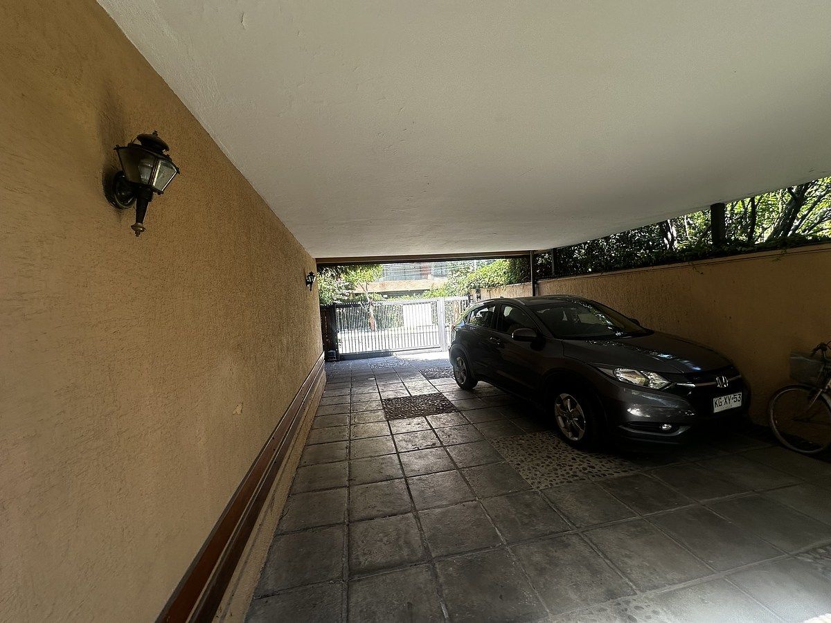 9 de 16: Estacionamiento interior con portón automático