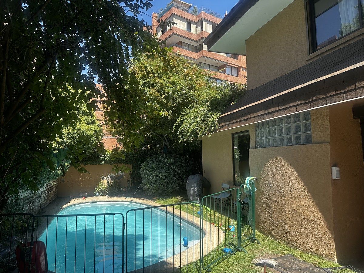 1 de 16: Piscina y fachada lateral