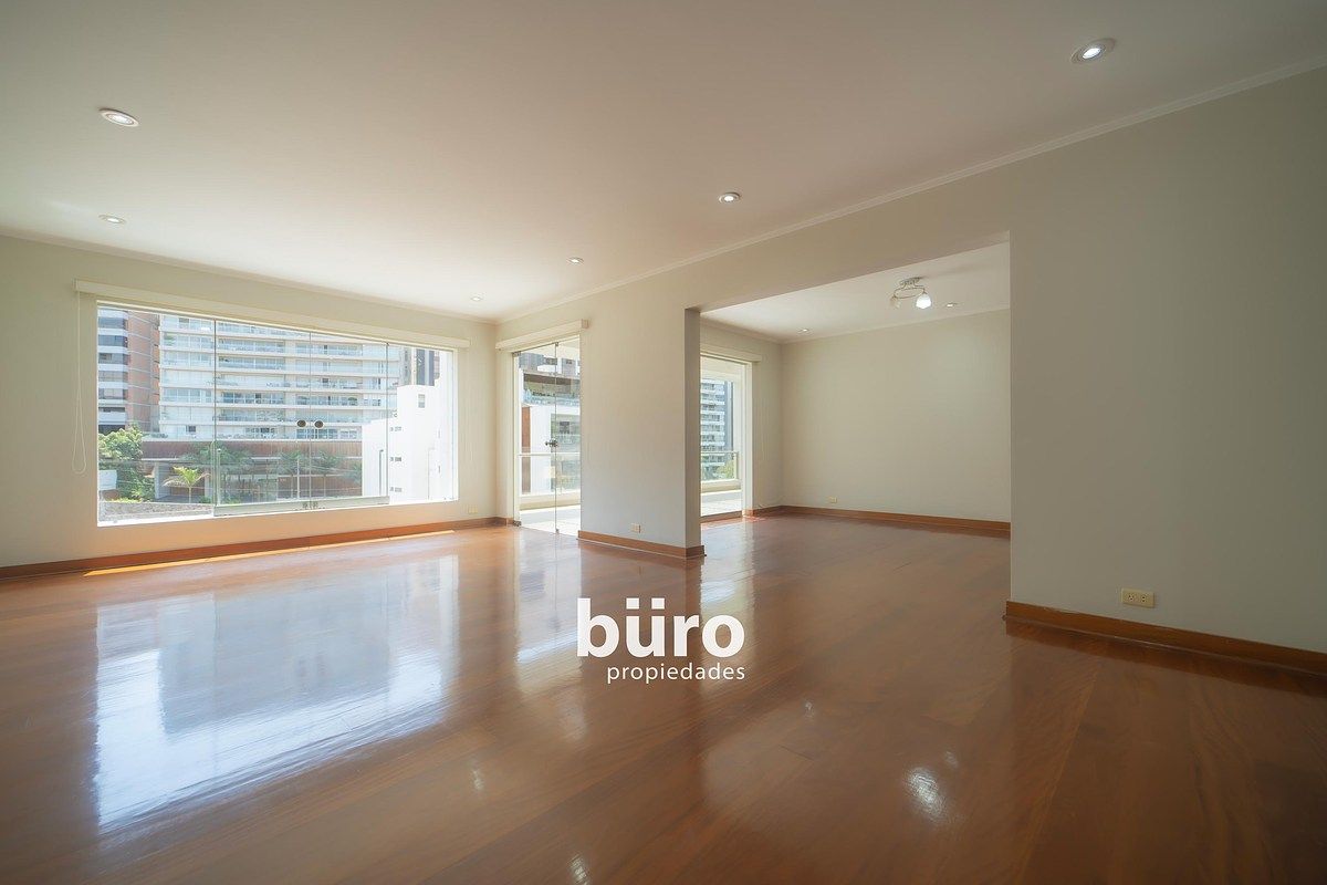 2 de 28: La sala amplia con el comedor separado