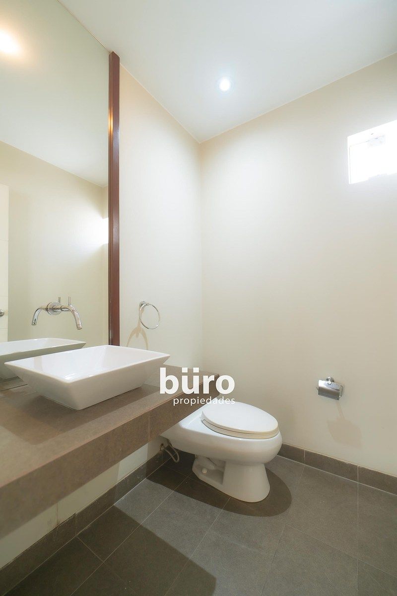 14 de 28: Baño de visita primer piso