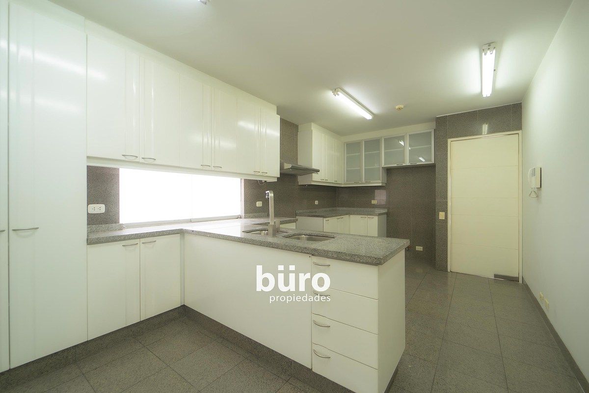 21 de 28: Amplia cocina con comedor diario