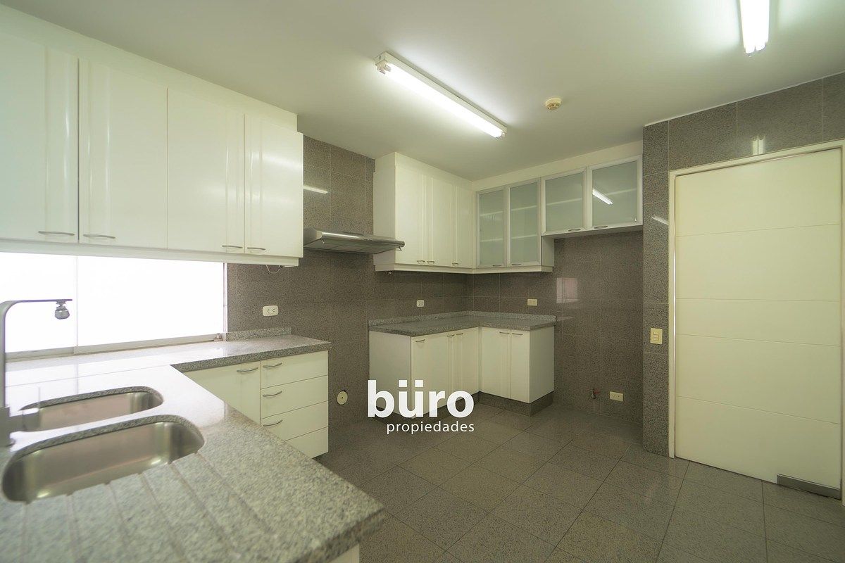 20 de 28: Amplia cocina con comedor diario