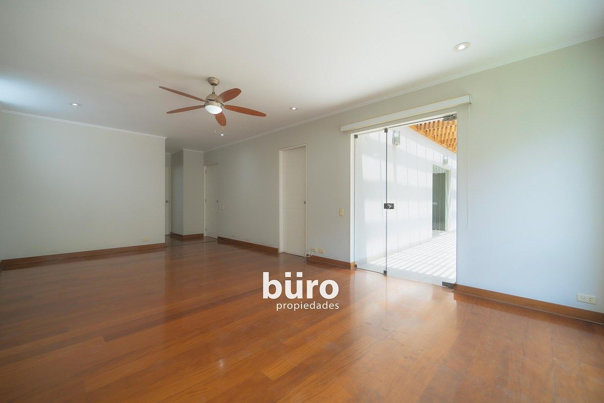 7 de 28: Dormitorio principal con dos wlak-on closet y baño