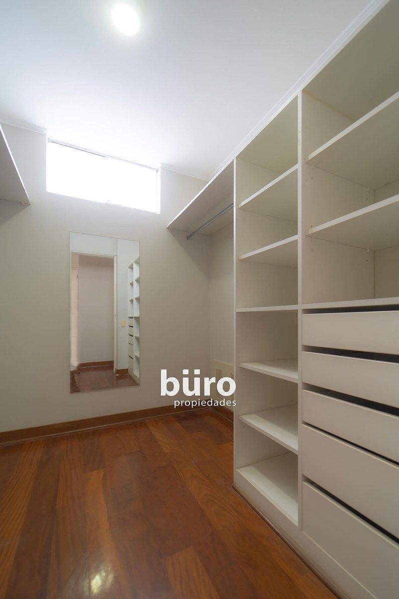 16 de 28: Walk-in closet 2, dormitorio principal