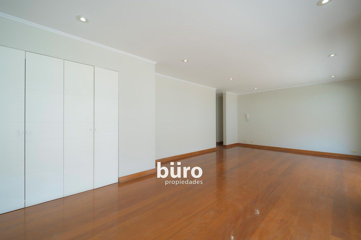 11 de 28: Sala del segundo piso con terraza