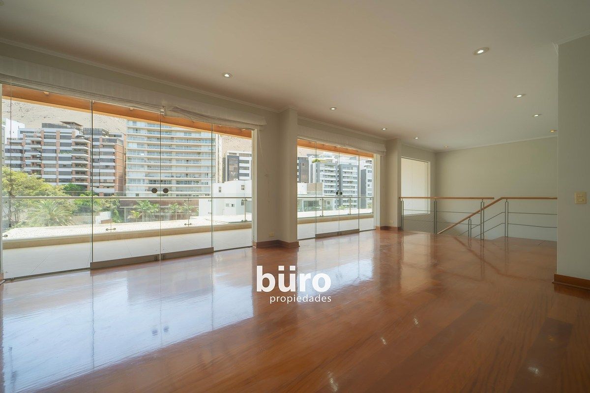 10 de 28: Sala del segundo piso con terraza