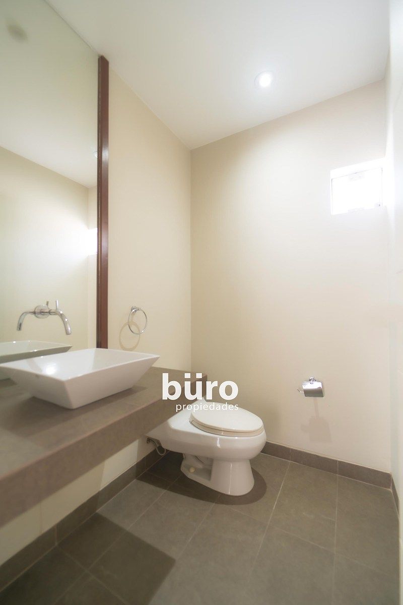 23 de 28: Baño de visita en el segundo piso
