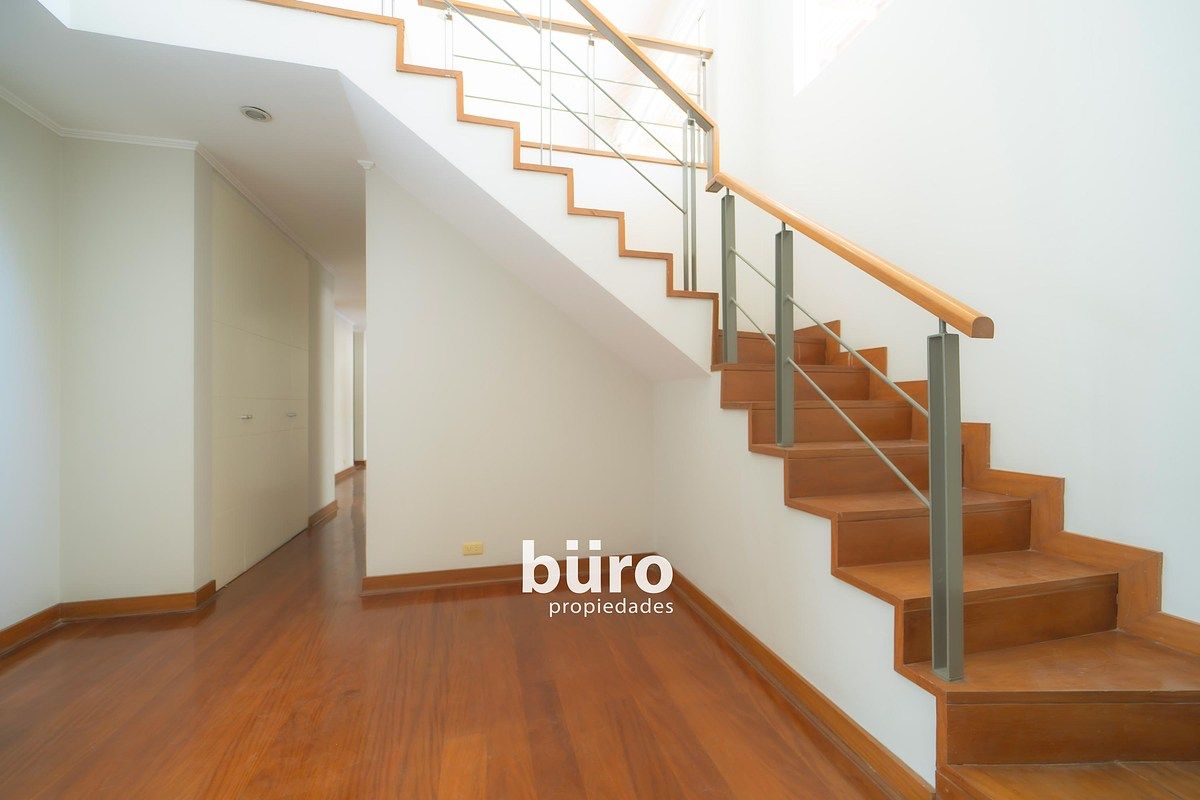 13 de 28: Distribudor de los dormitorios con escalera al segundo piso.