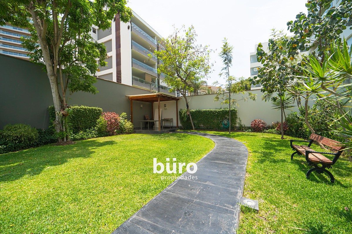 24 de 28: Jardín posterior, área común,