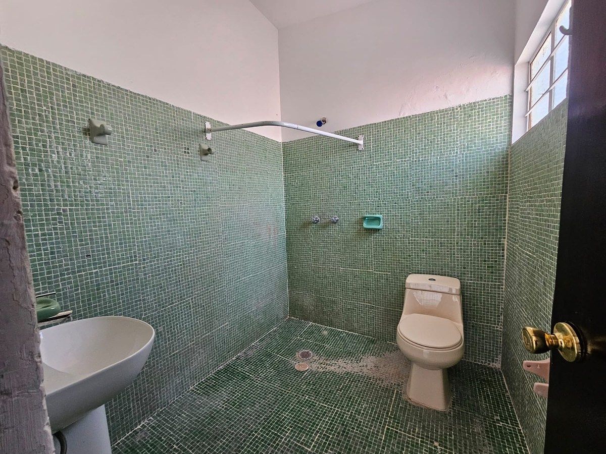 14 of 26: Baño completo en planta alta