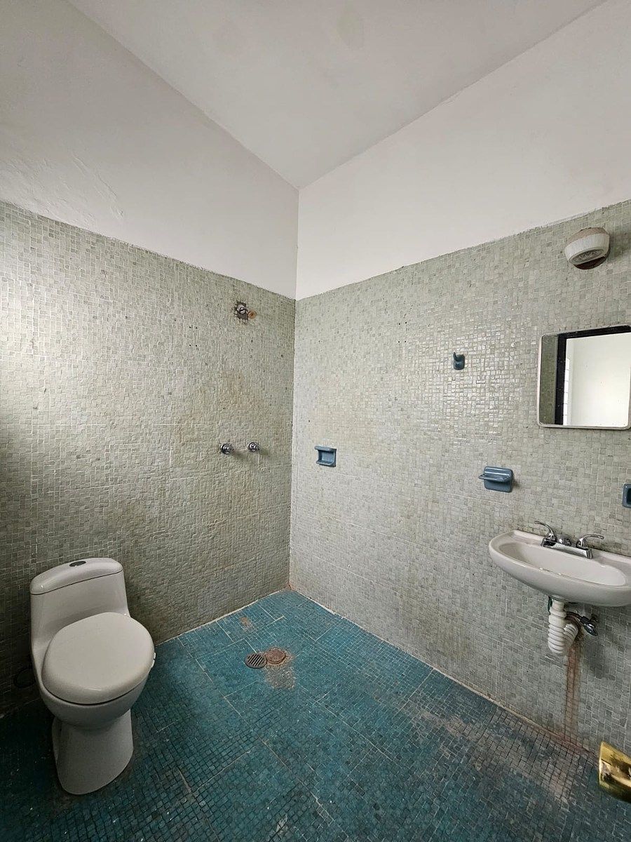 18 of 26: Baño completo.