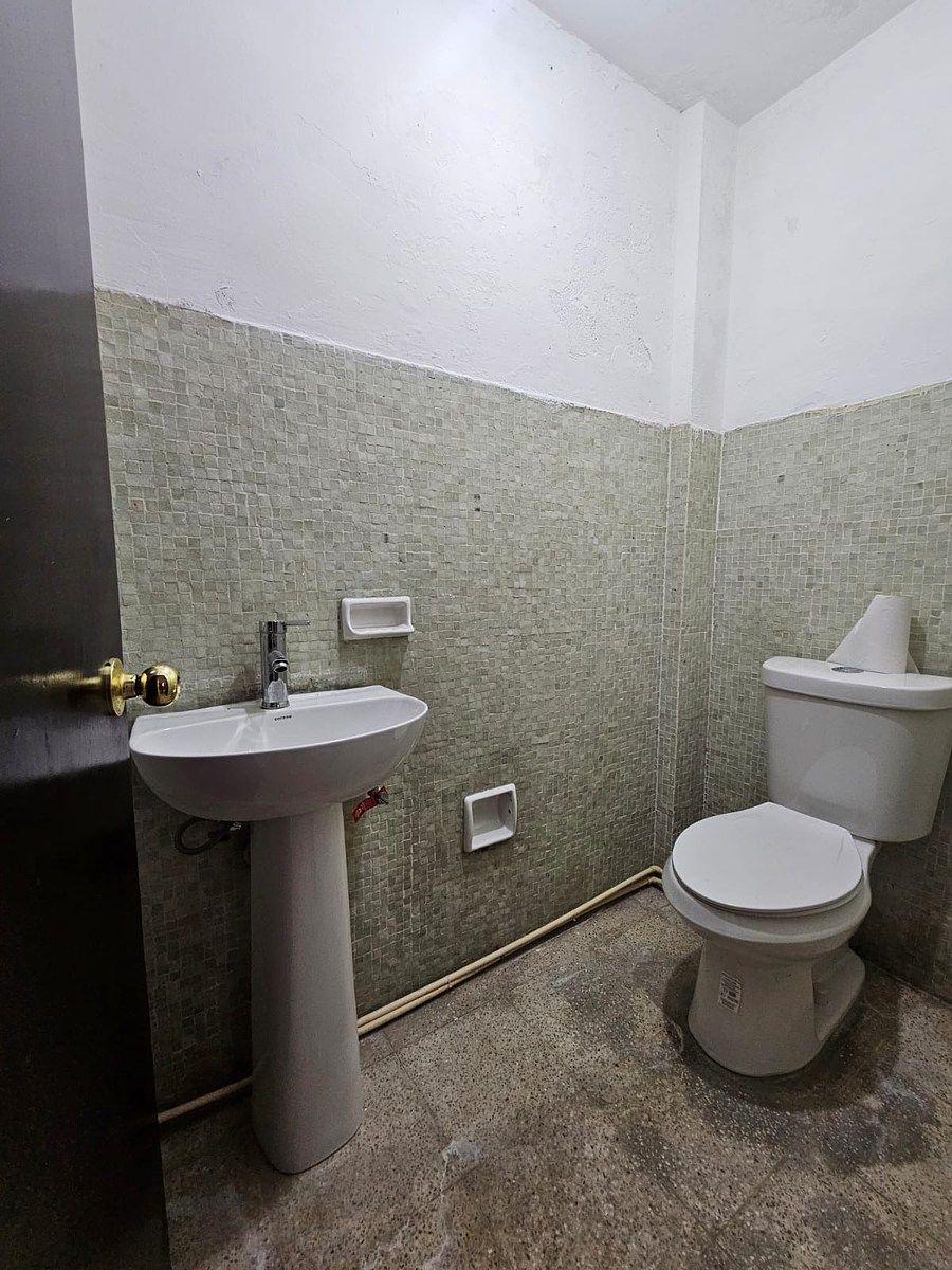 8 of 26: medio baño