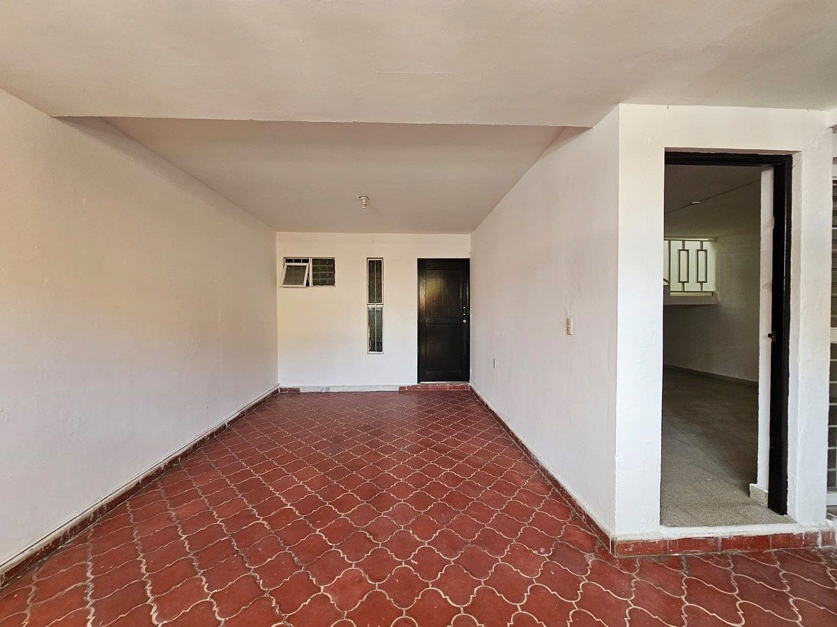 3 of 26: Espacio para un auto