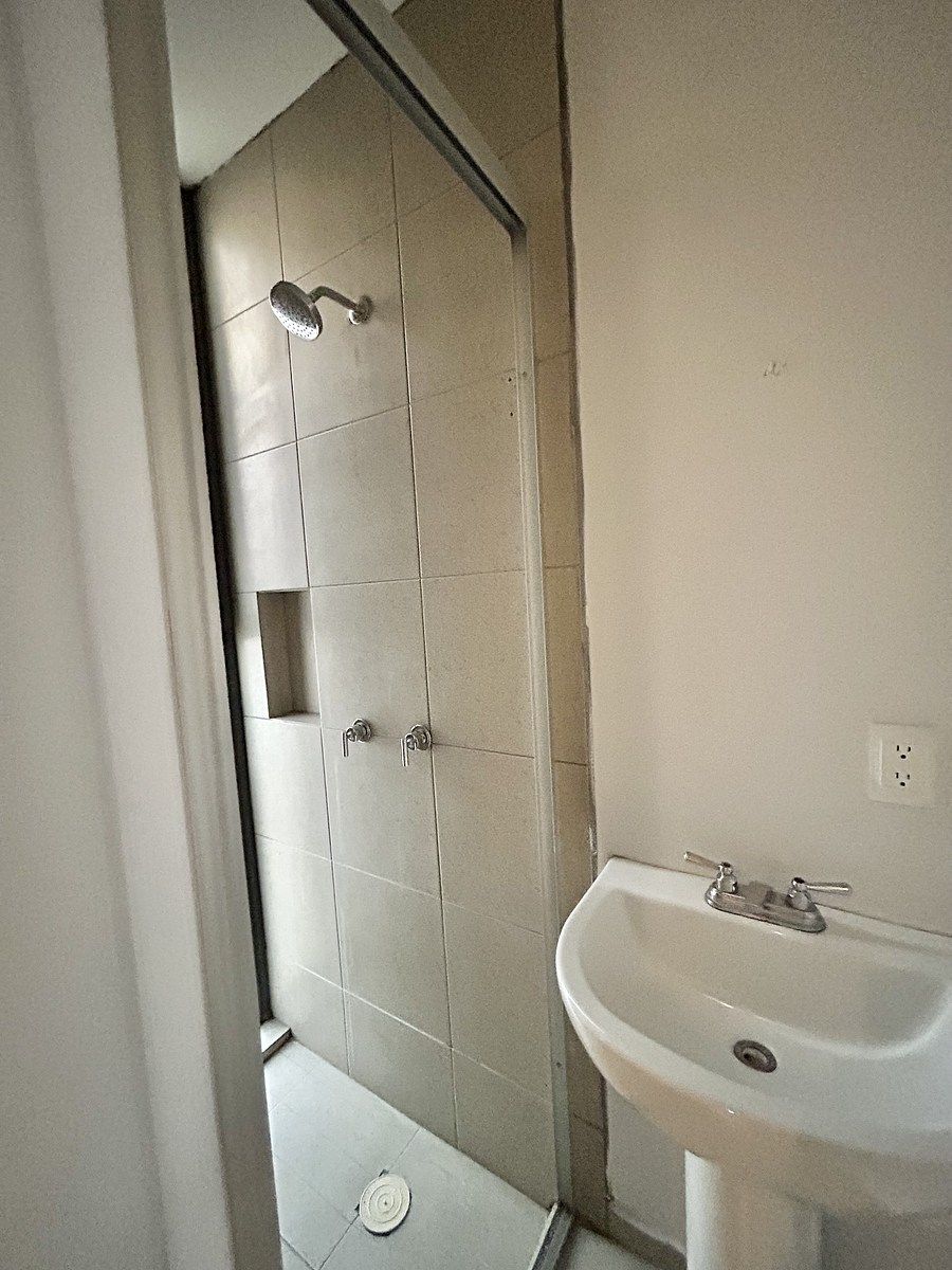 21 of 40: Baño completo cuarto servicio