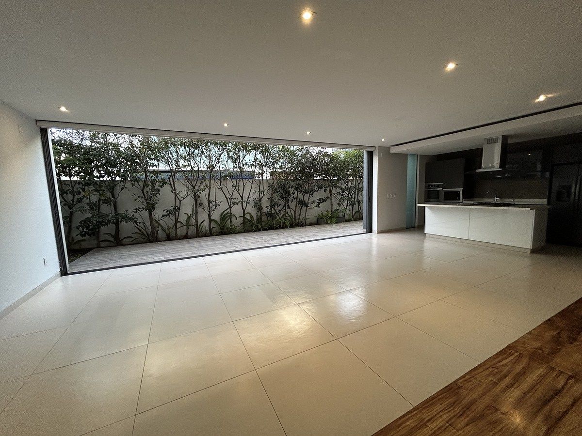 10 of 40: Sala, comedor, cocina, jardin