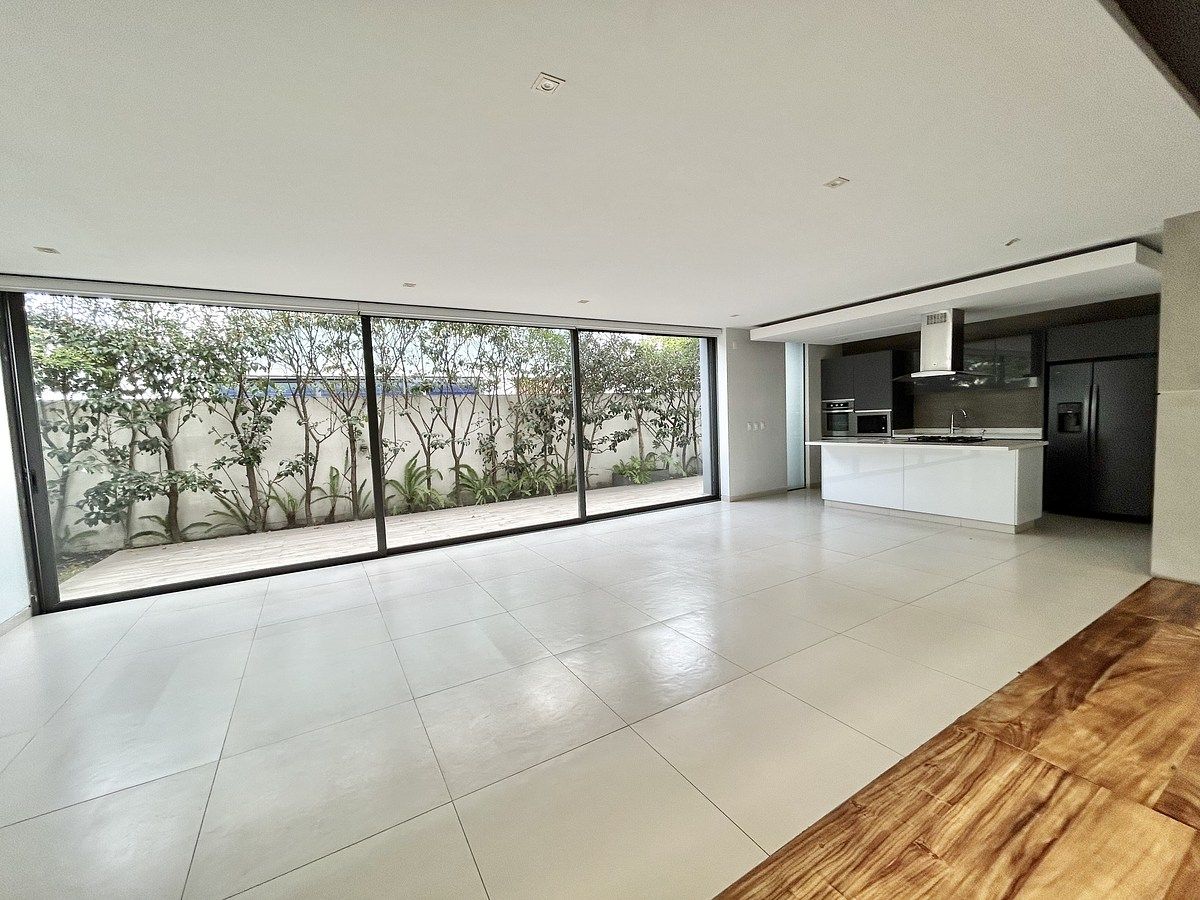 4 de 17: Vista al jardin, sala, comedor, cocina