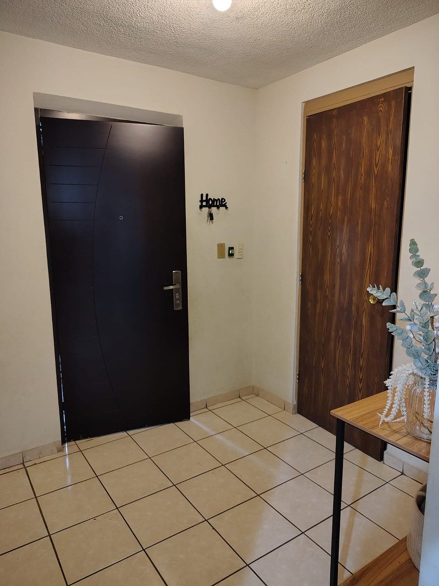 3 de 28: recibidor y medio baño