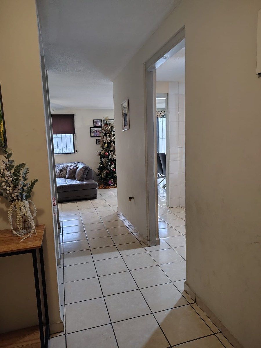 4 de 28: distribuidor de area social y cocina.