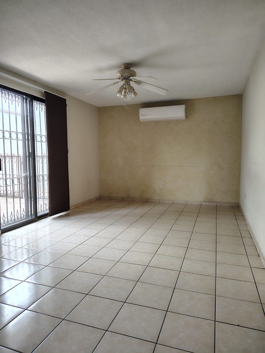 10 de 31: Comedor con salida al patio.