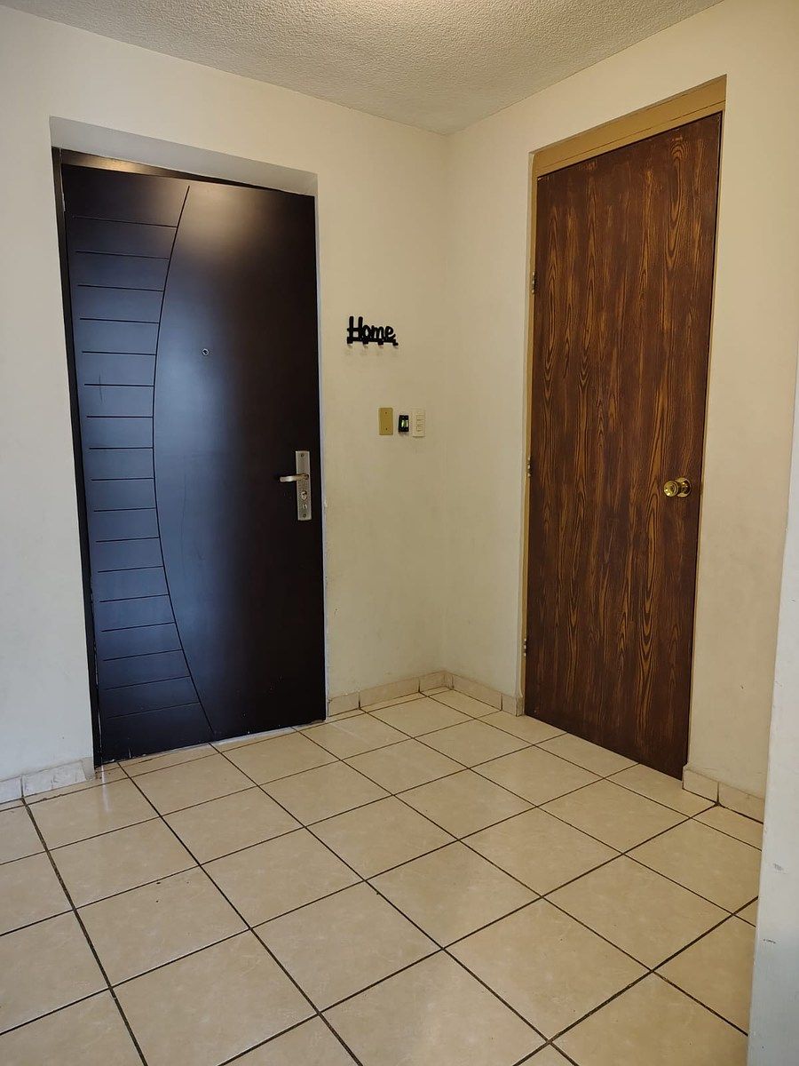 5 de 31: Recibidor con medio baño.