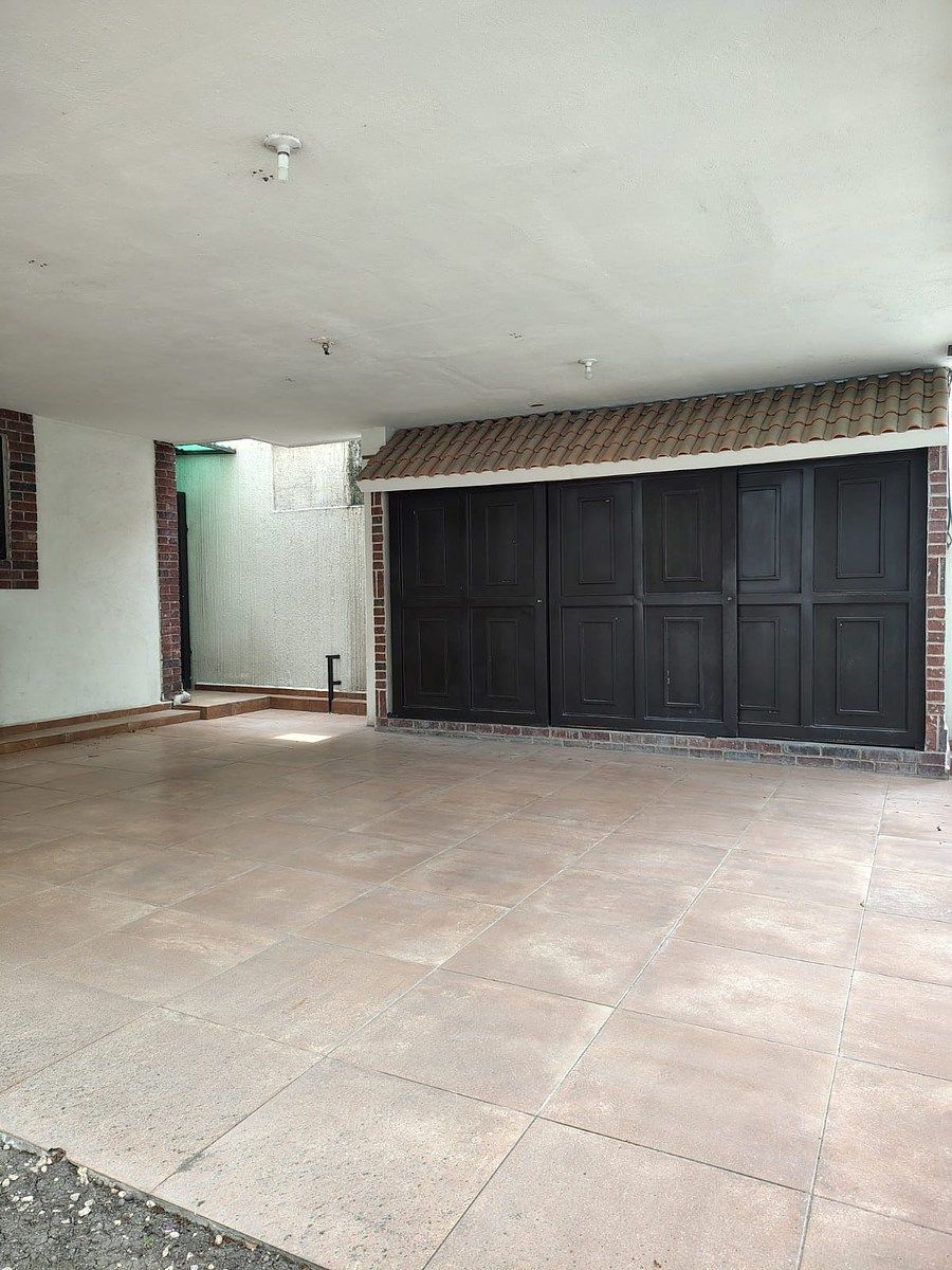 4 de 31: Cochera doble con portòn elèctrico y bodega.