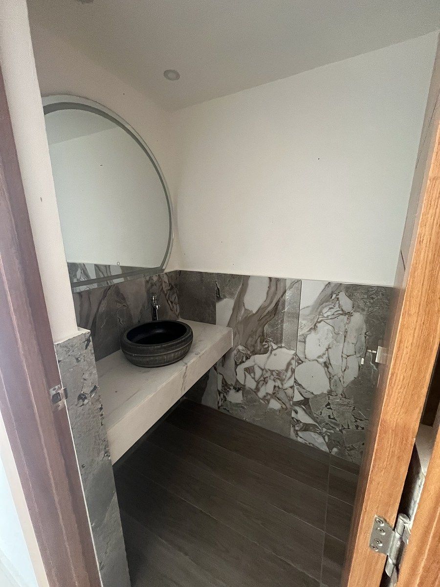 4 de 12: Medio baño de visitas