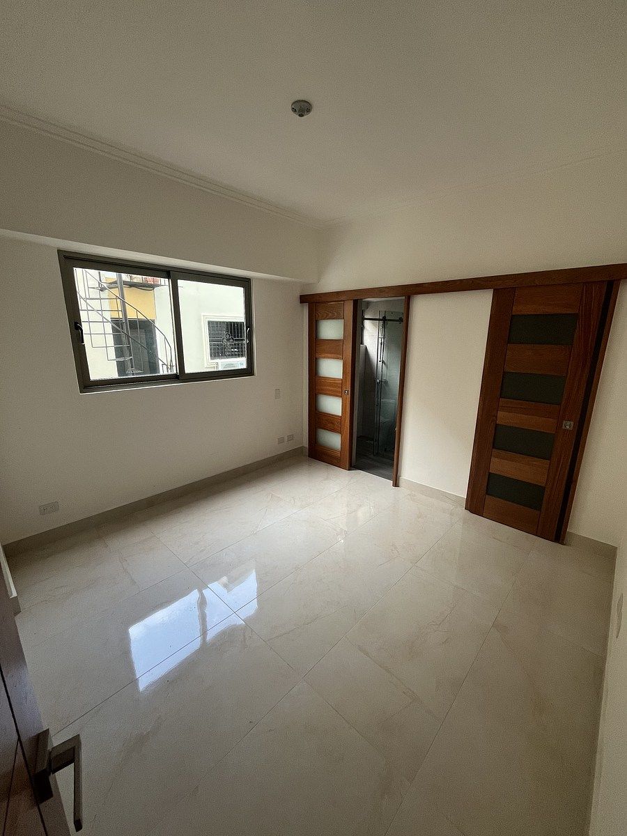 8 de 12: Habitación secundaria con baño y walk-in closet