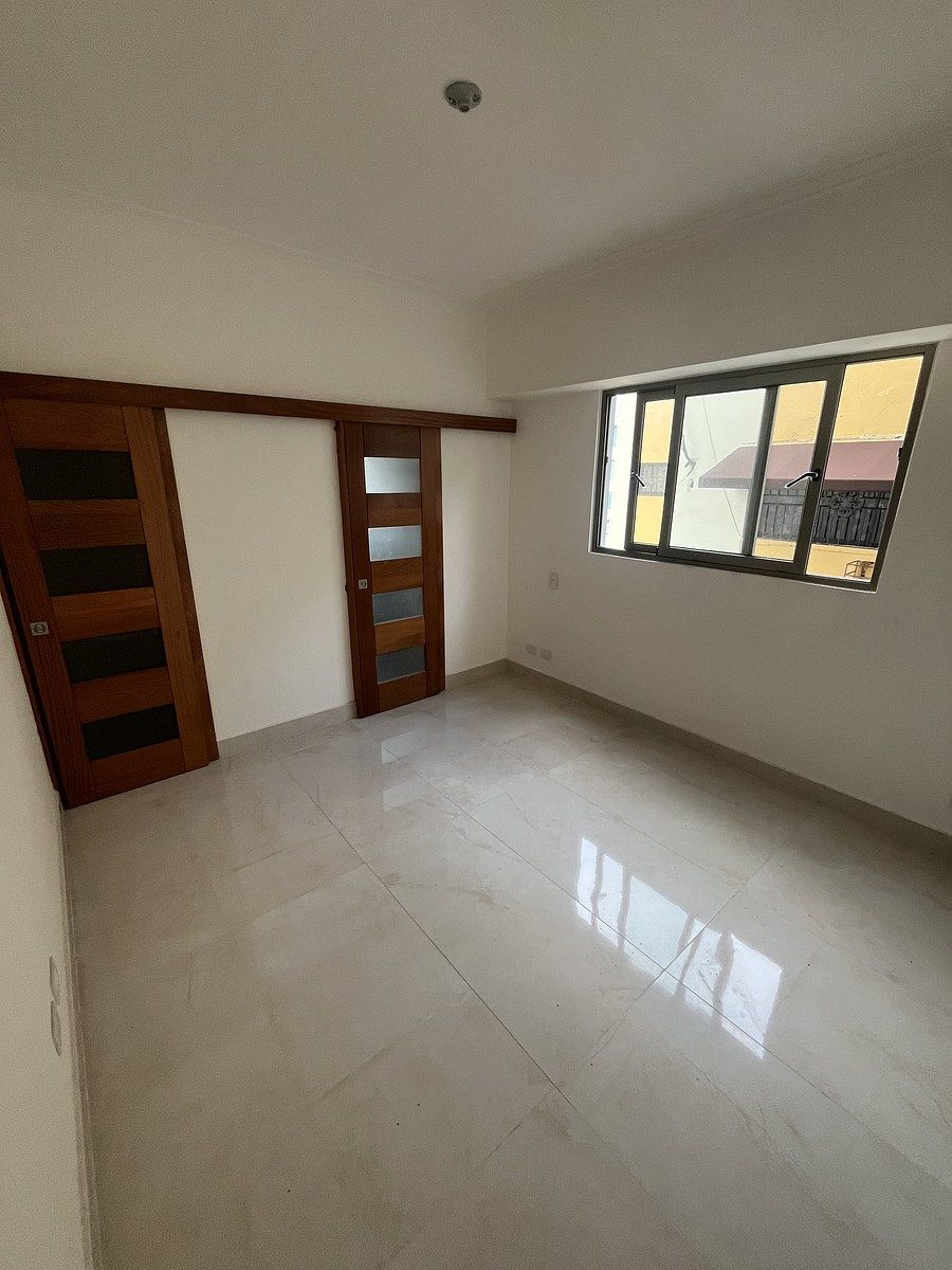 9 de 12: Habitación secundaria con baño y walk-in closet