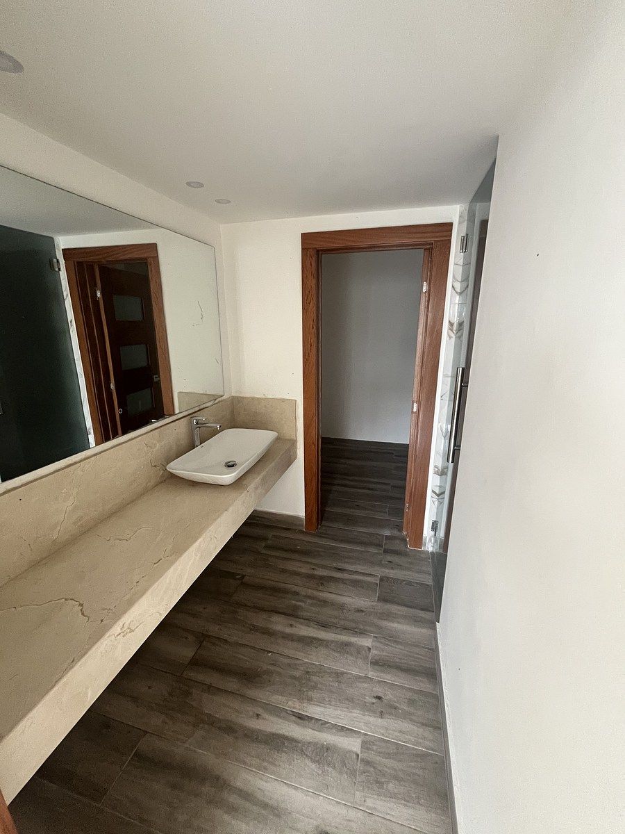 6 de 12: Baño habitación principal con walk-in closet