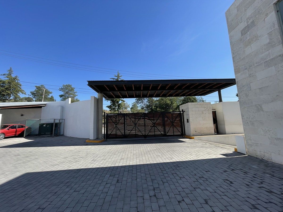 2 de 49: Entrada y vigilancia