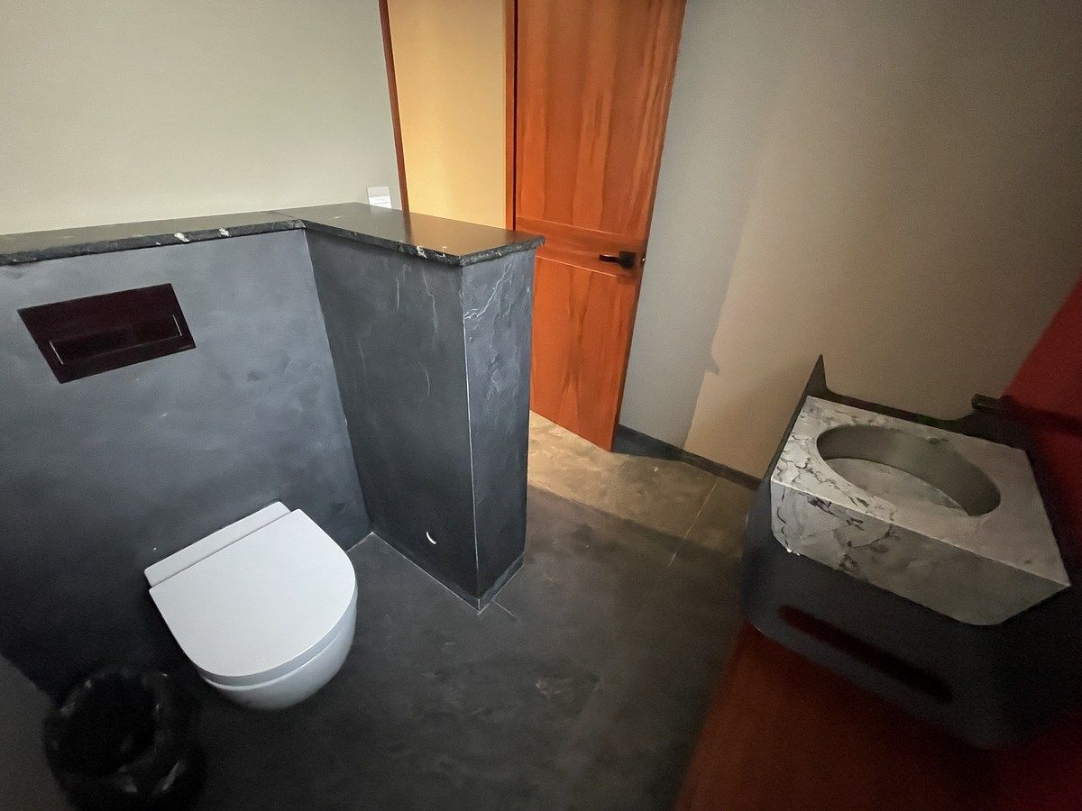 5 de 49: Medio baño/ visitas