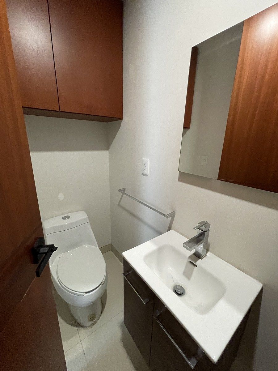 24 de 49: Baño completo para el personal