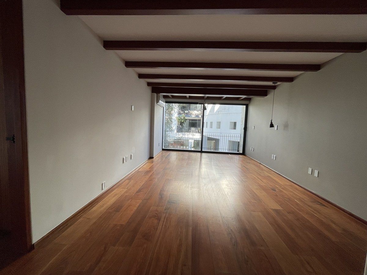 25 de 49: Habitación principal con balcón