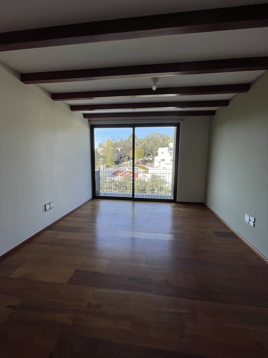 31 de 49: Segunda habitación con balcón